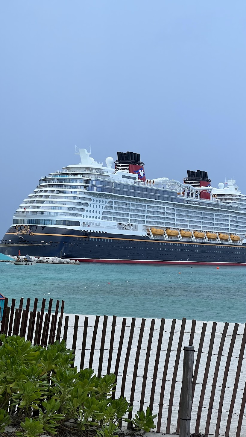 Crucero junto a una costa de aguas turquesas